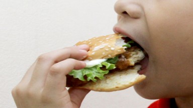  Thực đơn của trẻ hay thiếu rau quả