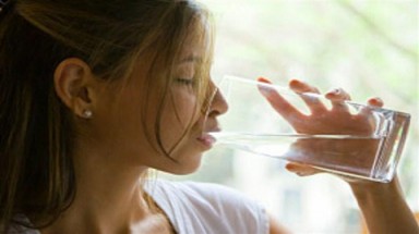 Không nên uống quá nhiều nước khoáng