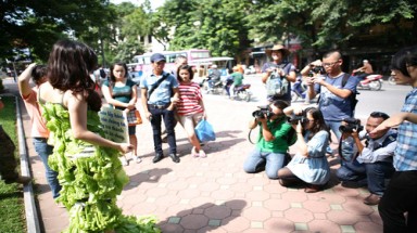 Thiếu nữ Hà Nội mặc váy "rau diếp" kêu gọi ... ăn chay