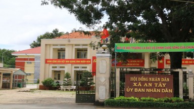 Phó Chủ tịch xã được ông Nguyễn Hồng Khanh "che chở” bị cách chức
