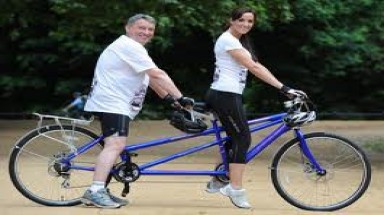  Đạp xe hơn 10.000km đến Việt Nam hưởng trăng mật