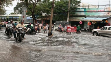  Mưa lớn, người dân TP.HCM bì bõm trong nước