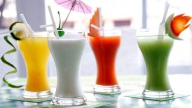 Không nên uống nước hoa quả, nước có ga vào sáng sớm