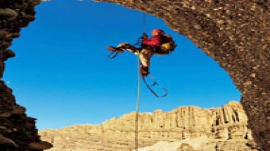 Bí ẩn 10.000 hang động trong vách núi