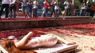  "Khỏa thân" trước cửa hàng bán cua kêu gọi... bảo vệ môi trường