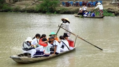 Học sinh vượt lũ đến trường