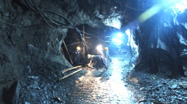  Tìm vàng dưới lòng đất