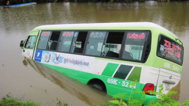 Xe buýt lao xuống kênh, 40 người thoát chết