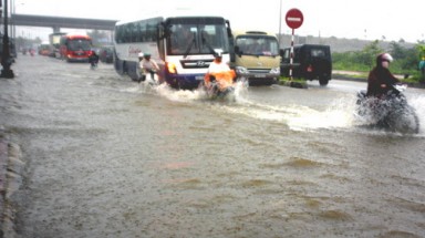 Huế: Mưa ngập đường; An Giang: Lũ lên nhanh