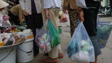  Dùng thuế để giảm túi nilông