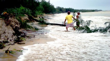Bờ biển Thừa Thiên - Huế sạt lở hàng chục km