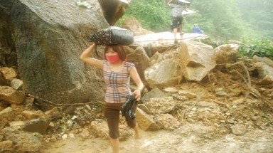  Lở đất đá gây kẹt xe dài hơn 3 km ở Sa Pa