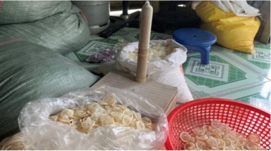 Bác sĩ nói về những nguy hiểm của bao cao su tái chế