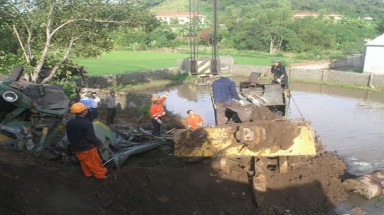  Giải cứu thành công xe lửa chở quặng apatít bị đổ