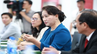  Vinamilk chia sẻ khó khăn với trẻ em vùng lũ