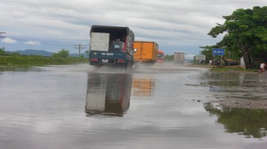  Mưa lớn, quốc lộ 1A biến thành sông