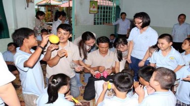 Khách sạn Legend Saigon vui trung thu với trẻ khuyết tật