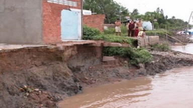  Đồng Tháp: 700 hộ dân cần di dời vì sạt lở sông Tiền