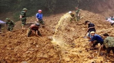  Mưa nhiều, đất ngấm nước gây sạt đất ở La Pán Tẩn