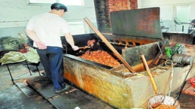 Bà Rịa - Vũng Tàu: Sản xuất bánh trung thu cạnh… chuồng heo
