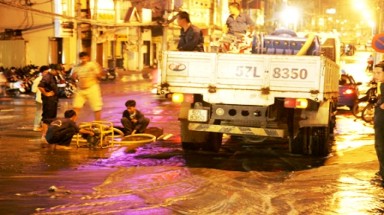  Vỡ ống nước ngầm, đường phố thành sông