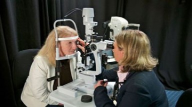  Cấy ghép mắt điện tử đầu tiên trên thế giới