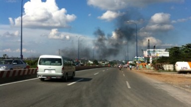 Cháy cơ sở nhựa, dân hốt hoảng