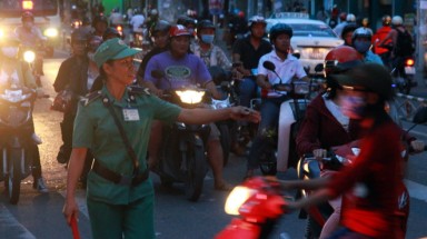 Áo xanh giữa phố