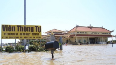 Chùa Việt ở Houston bị cô lập giữa biển nước