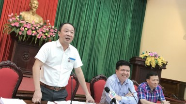 Công an Hà Nội điều tra việc bao cao su nổi trắng Hồ Tây