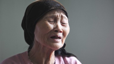 Đầu bạc khóc người tóc xanh