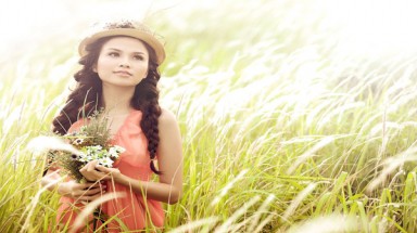 Diễm Hương rạng ngời giữa đồng cỏ