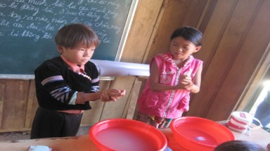 Giúp dân vùng cao lọc nước sạch