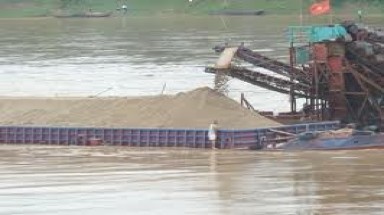  Cần xử lý nghiêm nạn khai thác cát trái phép gây sạt lở bờ sông Tiền