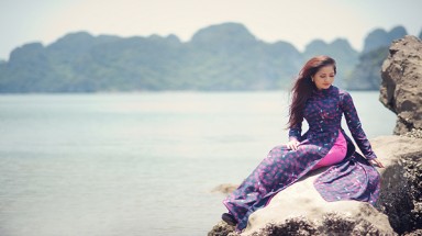 Khánh Thi "quyến rũ" giữa biển trời Hạ Long