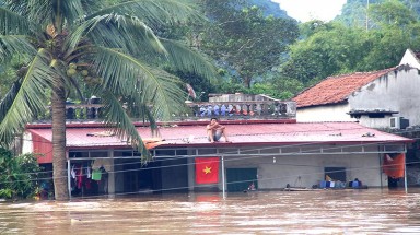 Lũ chia cắt, cô lập 10.000 hộ dân Thanh Hóa