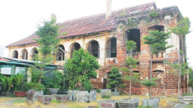 Thành cổ Biên Hòa đang chờ sập