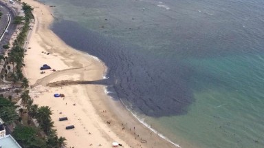 Kinh hoàng nhìn họng nước thải đen kịt, hôi thối đổ ra vịnh Nha Trang