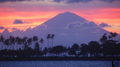 Hơn 34.000 người Bali di tản vì núi lửa Agung sắp bùng nổ