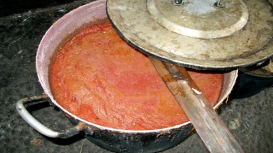 Rùng mình xưởng chế biến tương ớt giá rẻ