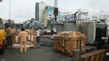  Gần 10 tấn hàng văng tung tóe giữa phố