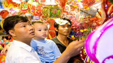 Phố lồng đèn rực rỡ đón trăng rằm