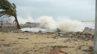  Dân kéo nhau lên núi vì tin đồn sóng thần