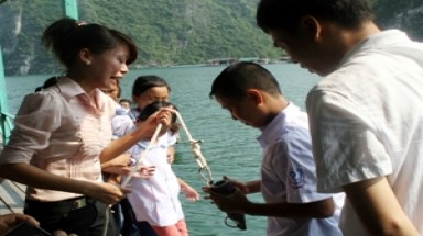 Dân vạn chài "giữ" môi trường cho di sản Hạ Long