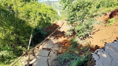 Tỉnh lộ sạt lở, sụt sâu 7 m, một huyện ở Yên Bái bị cô lập