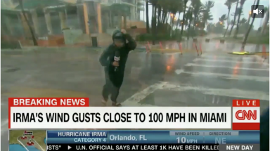  Phóng viên đứng giữa mưa bão đưa tin gây tranh cãi