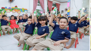 Học sinh Đà Nẵng uống sữa học đường ngay ngày tựu trường