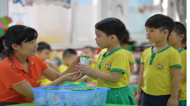 Quan tâm đến dinh dưỡng cho học sinh trong mùa dịch, nhiều địa phương triển khai Sữa học đường