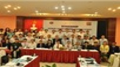 Họp về mối đe dọa của dân, cán bộ "chụp ảnh"... cười hớn hở