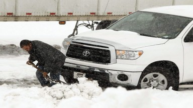 Siêu bão vừa qua, Mỹ lại ngập trong tuyết